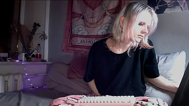 Snapshot of Alien_Bella chatting on 14, 3, 2026 Alien Bella online show from 14, 3, 2026