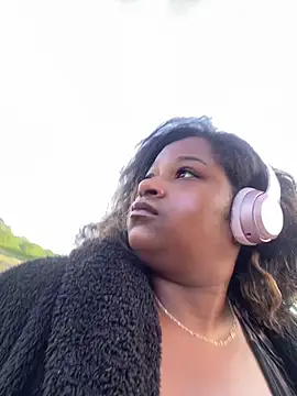 Snapshot of BigFineSelena chatting on 4, 5, 2026 BigFineSelena online show from 4, 5, 2026