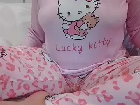 Snapshot of RealLittleRedRidingHood chatting on 13, 10, 2025 RealLittleRedRidingHood online show from 13, 10, 2025