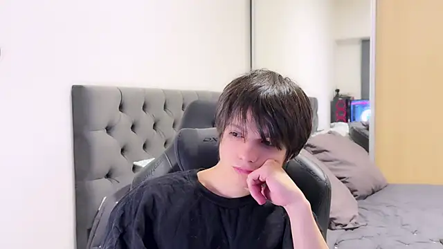 Snapshot of SasukeUhchiaa chatting on 5, 1, 2025 SasukeUhchiaa online show from 5, 1, 2025