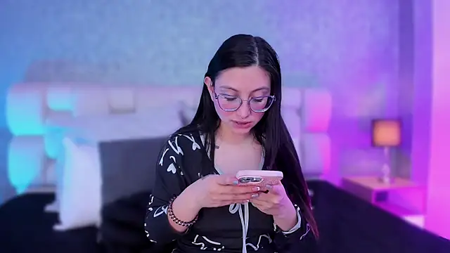 lucy neil online show from 4, 2, 2025