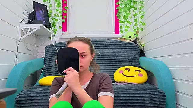 Misss Vikk online show from 1, 12, 2025