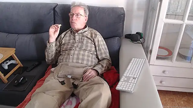 Snapshot of Nudelschwanz chatting on 8, 2, 2025 Nudelschwanz online show from 8, 2, 2025