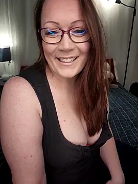 Snapshot of BBWQUEENBEEE chatting on 16, 2, 2025 BBWQUEENBEEE online show from 16, 2, 2025