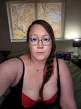 Snapshot of BBWQUEENBEEE chatting on 13, 10, 2025 BBWQUEENBEEE online show from 13, 10, 2025