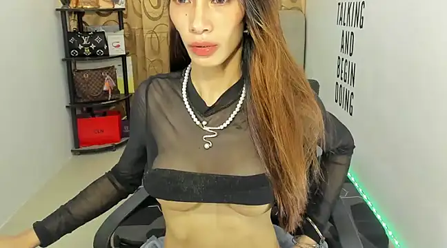 Snapshot of Trixie_Mattel21 chatting on 18, 12, 2024 Trixie Mattel21 online show from 18, 12, 2024