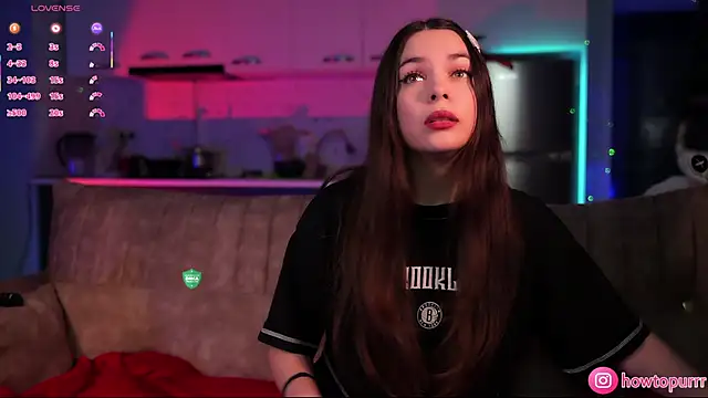 Snapshot of How2Meow chatting on 15, 11, 2025 How2Meow online show from 15, 11, 2025