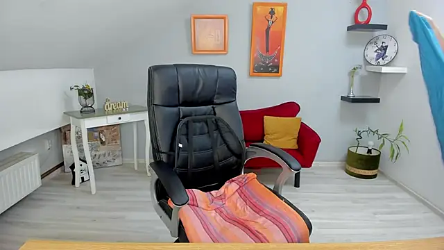 LollaGirl online show from 4, 2, 2025