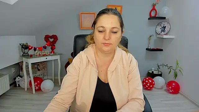 LollaGirl online show from 18, 2, 2025