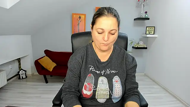 LollaGirl online show from 25, 11, 2025