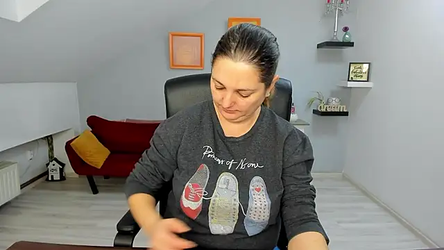 LollaGirl online show from 3, 2, 2026