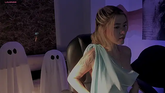 EveBensonX online show from 21, 10, 2025