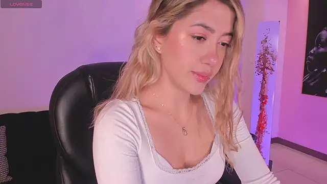 EveBensonX online show from 3, 12, 2025