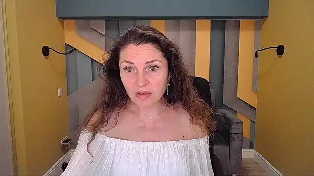 Snapshot of EllaLong chatting on 4, 12, 2024 EllaLong online show from 4, 12, 2024