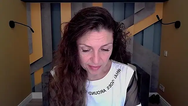 Snapshot of EllaLong chatting on 10, 9, 2025 EllaLong online show from 10, 9, 2025