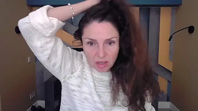 Snapshot of EllaLong chatting on 9, 10, 2025 EllaLong online show from 9, 10, 2025