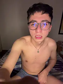 Snapshot of CamiRojas_boy chatting on 13, 5, 2026 CamiRojas boy online show from 13, 5, 2026