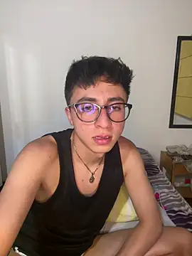 Snapshot of CamiRojas_boy chatting on 23, 5, 2026 CamiRojas boy online show from 23, 5, 2026