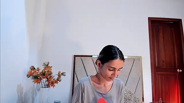 Nina Cavaali online show from 4, 3, 2025