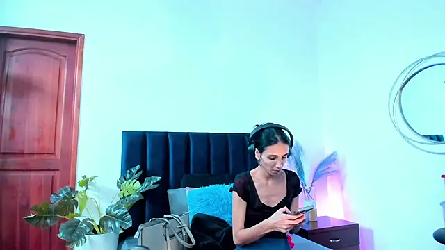 Nina Cavaali online show from 10, 10, 2025