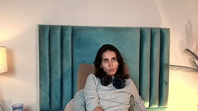 Nina Cavaali online show from 12, 10, 2025