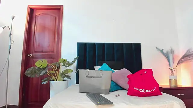 Nina Cavaali online show from 15, 10, 2025