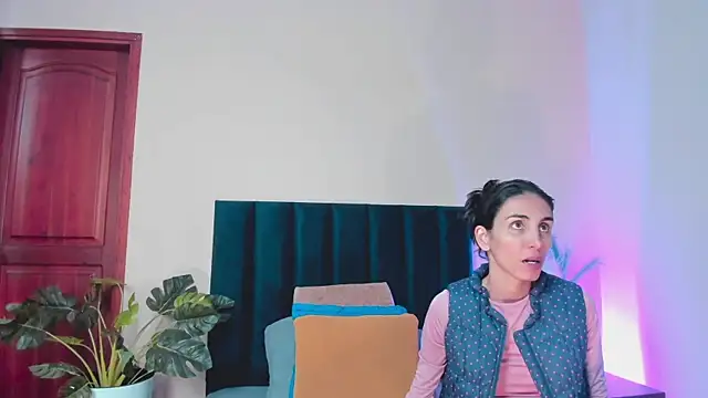 Nina Cavaali online show from 28, 11, 2025