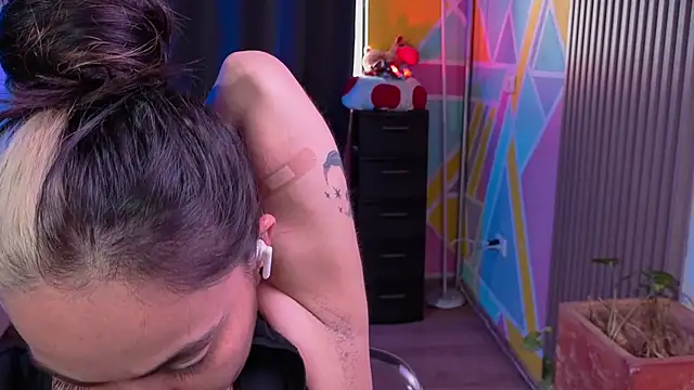 Cuttiealice online show from 11, 11, 2025