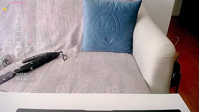 Snapshot of AmazingBitch chatting on 6, 2, 2025 AmazingBitch online show from 6, 2, 2025