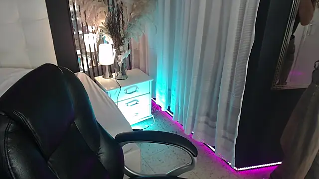 LiaVillalobos online show from 4, 4, 2026