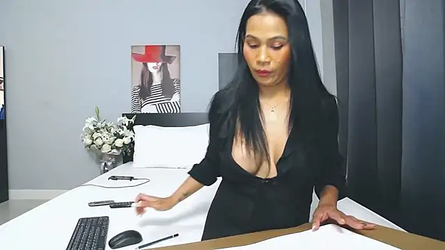 Hotbeebee online show from 1, 3, 2025