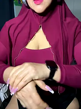 Snapshot of Jameela chatting on 16, 11, 2025 Jameela online show from 16, 11, 2025