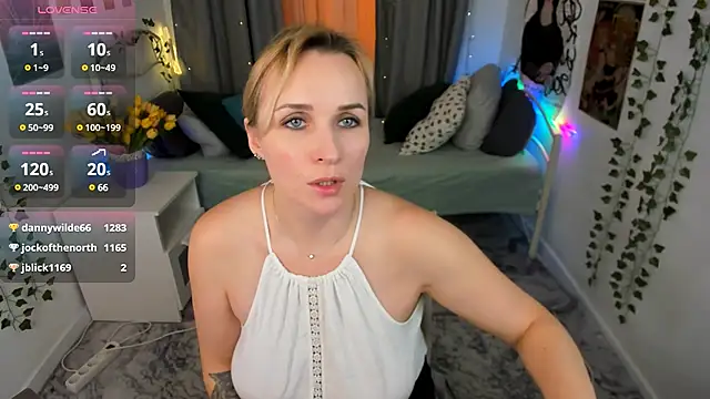 Snapshot of Karinella_x chatting on 10, 3, 2025 Karinella x online show from 10, 3, 2025