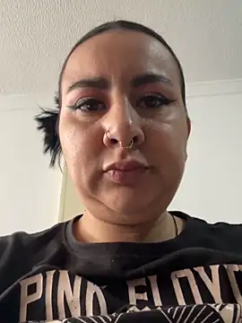 Abril Luv online show from 2, 2, 2026