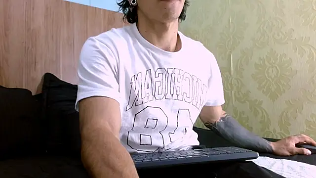 Snapshot of AlbertBernal69 chatting on 11, 1, 2025 AlbertBernal69 online show from 11, 1, 2025