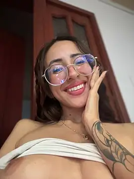 Snapshot of lauravasquez chatting on 17, 3, 2025 lauravasquez online show from 17, 3, 2025