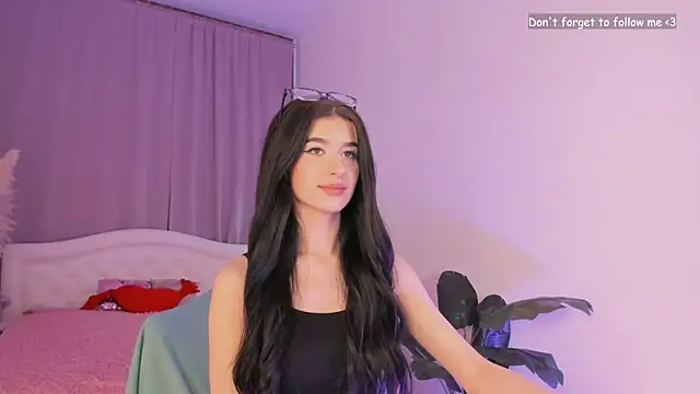 Snapshot of LauraCoy chatting on 5, 10, 2025 LauraCoy online show from 5, 10, 2025