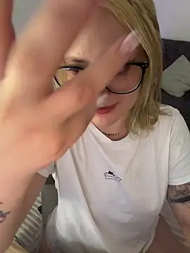 Megan lu2 online show from 15, 4, 2026