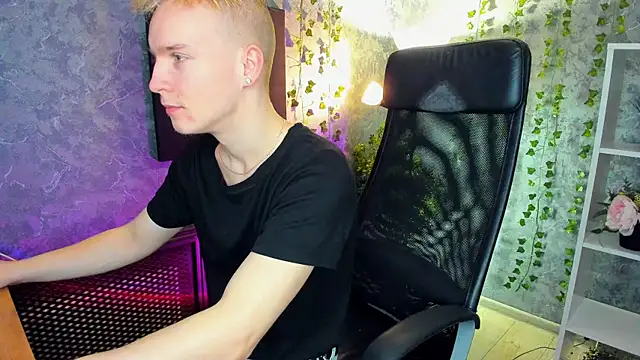 Snapshot of AlexxSweet chatting on 4, 1, 2025 AlexxSweet online show from 4, 1, 2025