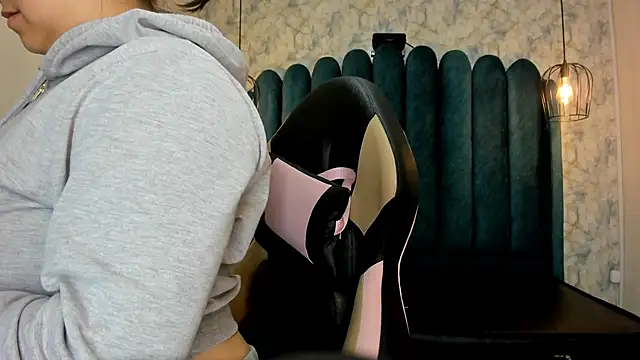 nalalye cruzz  online show from 24, 10, 2025