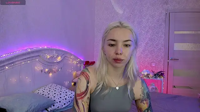 LillyMoure  online show from 25, 9, 2025