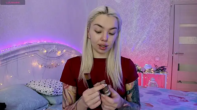 LillyMoure  online show from 8, 11, 2025