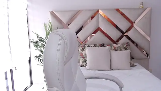 Snapshot of sophia_hadid chatting on 21, 3, 2025 sophia hadid online show from 21, 3, 2025