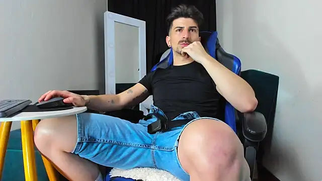 Snapshot of LiamCossio_ chatting on 8, 1, 2025 LiamCossio online show from 8, 1, 2025