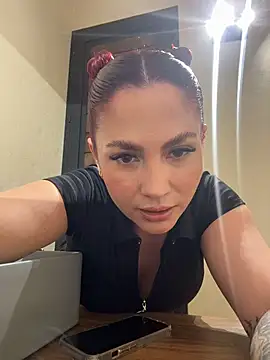 Snapshot of zafiro_mo0n chatting on 1, 7, 2026 zafiro mo0n online show from 1, 7, 2026