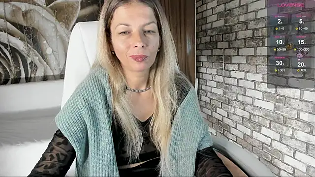 Snapshot of Eva_Melow chatting on 28, 9, 2025 Eva Melow online show from 28, 9, 2025