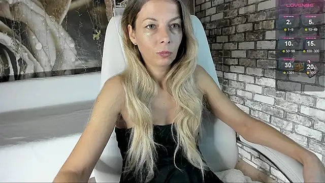 Snapshot of Eva_Melow chatting on 6, 10, 2025 Eva Melow online show from 6, 10, 2025
