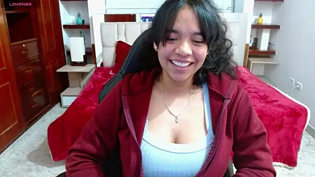 Snapshot of laureentt_ chatting on 3, 2, 2025 laureentt online show from 3, 2, 2025