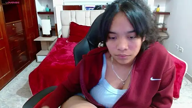 Snapshot of laureentt_ chatting on 3, 2, 2025 laureentt online show from 3, 2, 2025