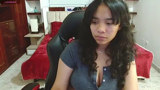 Snapshot of laureentt_ chatting on 5, 2, 2025 laureentt online show from 5, 2, 2025